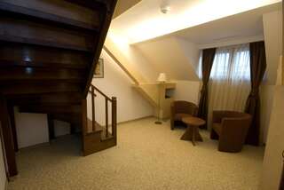 Отель Hotel Gott Брашов Двухуровневый номер-1