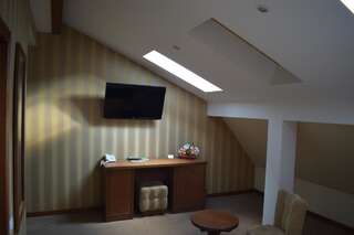 Отель Hotel Gott Брашов Двухместный номер с 1 кроватью в мансарде-6